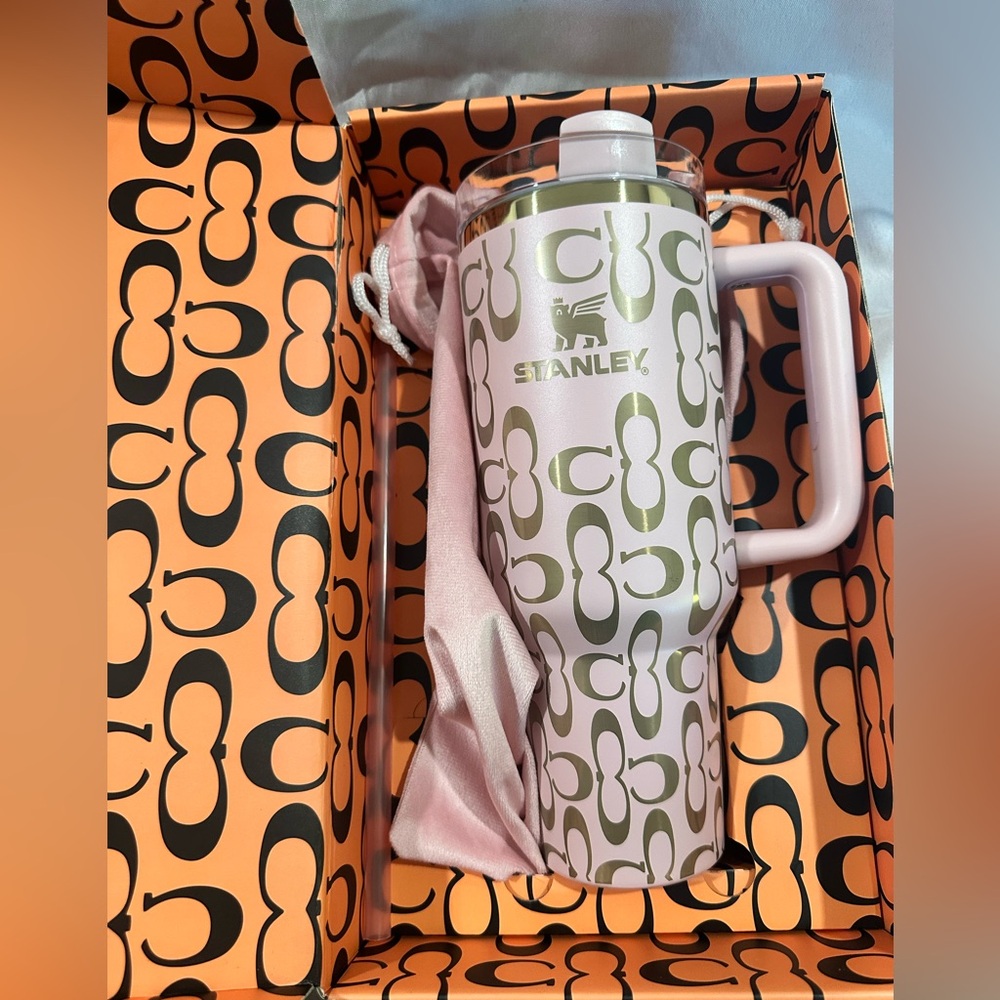 Stanley x Coach H2.0 FlowState Quencher tumbler 40 0z Pink - Picture 3 of 3